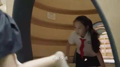 米桃看了看欢欢,才知道如何吃这个冰激凌,表情依旧小心翼翼