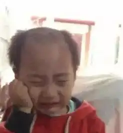 搞笑gif妹子把这个月工资种到底里了,希望来年丰收