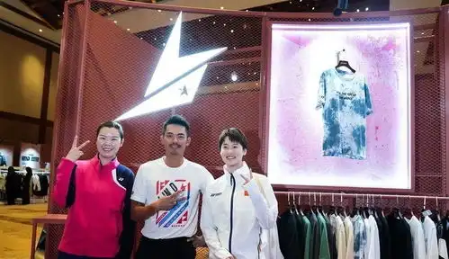 国羽三奥运冠军同框李雪芮儿子表情淡定,陈雨菲抱娃动作获赞