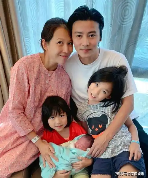 蔡少芬产后回归家庭煮妇,做寿司厨艺被认可,女儿吃出表情包