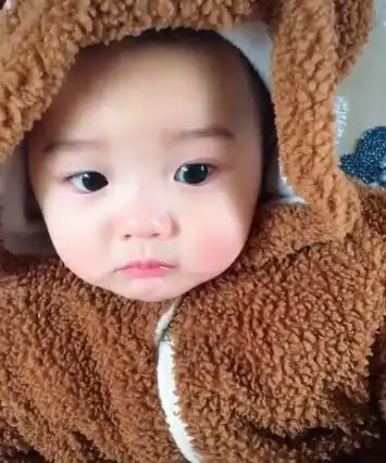 宝宝犯错被妈妈训话,看到宝宝脸上的表情,妈妈一下子就心软