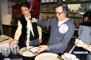 王伟忠姐弟再出眷村食谱现场收徒教做菜