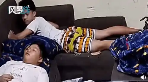 菲律宾男孩作业被自家狗子吃了,一觉醒来满脸困惑,知道真相后表情亮了