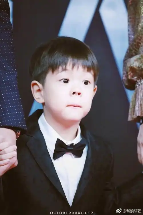 继赵丽颖关晓彤红毯冻哭后,小可爱嗯哼已加入冻出表情包系列