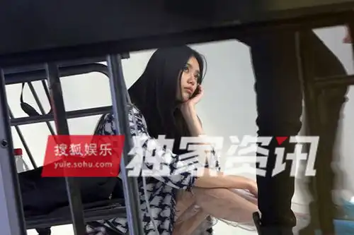 独家奚梦瑶影棚拍摄广告片表情呆萌可爱