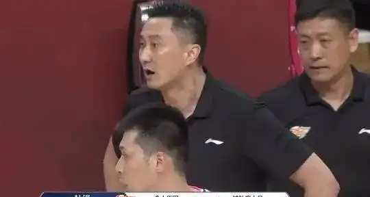 忍无可忍裁判连吹广东队犯规,谁注意到杜锋表情,这都是满满的演技