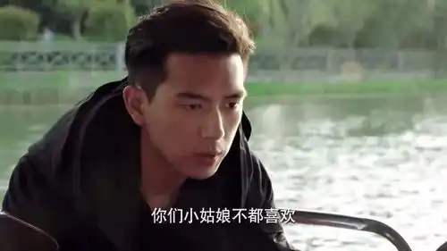 小艾有意撮合佟年与韩商言,船上拍照这段真是太逗了,解锁逗比表情包