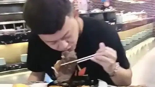 带村里的表弟来城里,看他吃自助餐的模样,简直就是行走的表情包啊