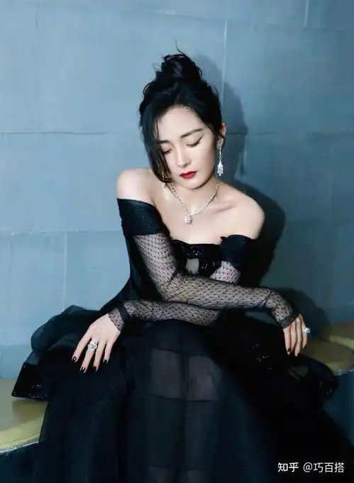 杨幂开始尝试赫本风,无奈却被网纱抢镜,网友称赞说很性感