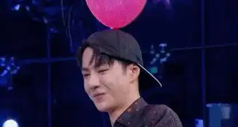 快本李冰冰要牵王一博的手,一博乖乖照做,但他的表情却太好笑