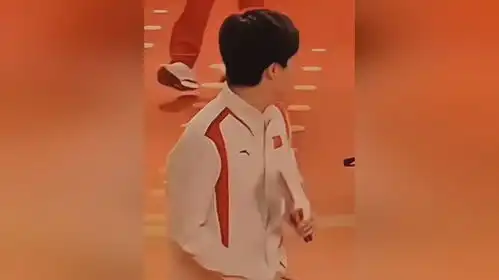 一步三回头,看得出来大头很不放心莎莎