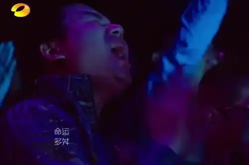 张韶涵歌手台上深情演唱,台下汪峰表情微妙,男观众表情亮了