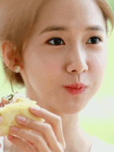 搞笑gif趣图姑娘,过马路也不忘记军训,这步伐我也是醉了