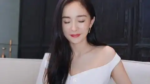 杨幂最喜欢用的表情包是生活不易猫猫叹气