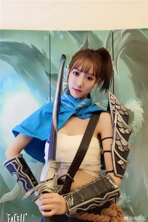 美女主播cos英雄联盟亚索,表情无辜身材有料