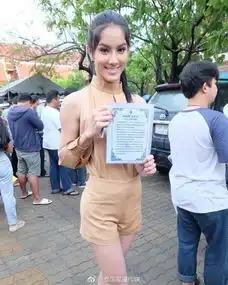 泰国人妖皇后现身征兵现场
