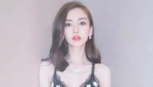 杨颖资源悄悄变化,手上再现鸽子蛋,与老公频繁同框感情回温