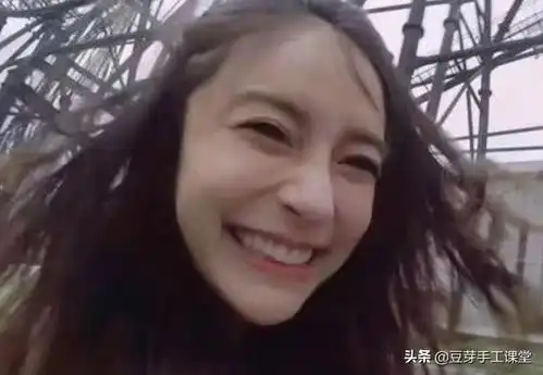 杨颖表情管理有多强吴亦凡坐过山车被吓成表情包,她却丝毫不乱