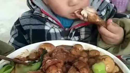 没想到鸡蛋和鸡腿还可以这样吃,看到小孩的表情,就知道多好吃了