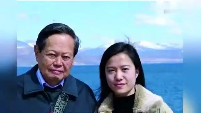 翁帆面对杨振宁,面无表情貌似后悔结婚