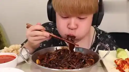韩国小哥吃黑乎乎的炸酱面,瞧着一脸享受的表情,吸的很过瘾