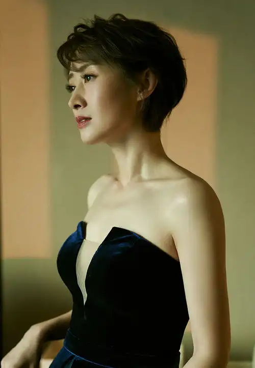女演员刘敏涛性感迷人活动写真