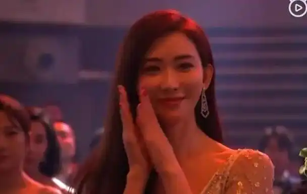 杨幂微博之夜获得公益榜样人物,台下一众明星的表情亮了