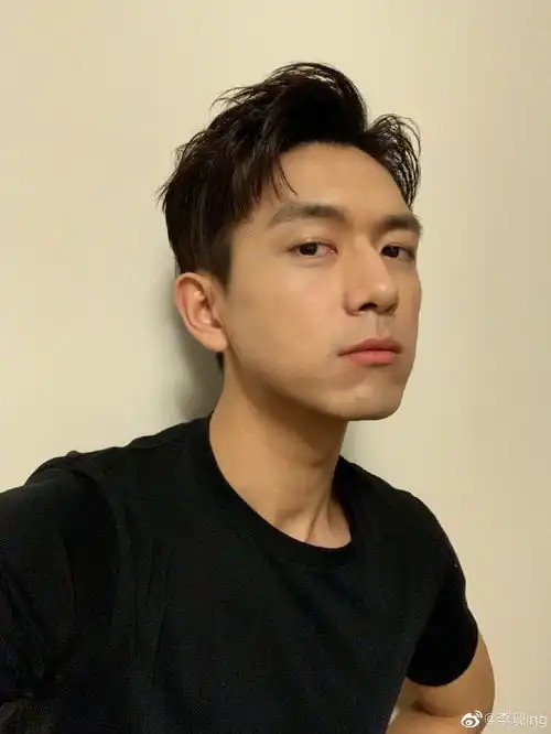 组图追星的姐姐蓝盈莹用李现表情包做手机壳
