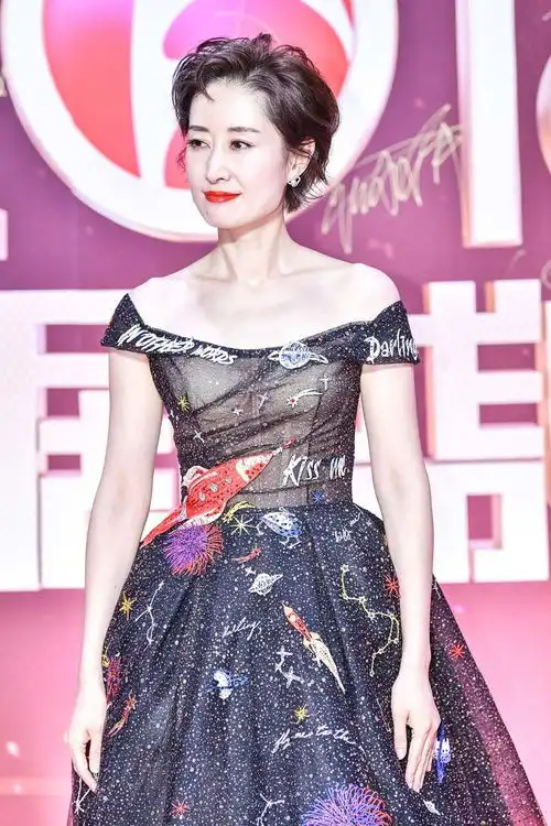 谁说中年女性不性感刘敏涛穿一字肩透视薄纱裙,身材精致气场足