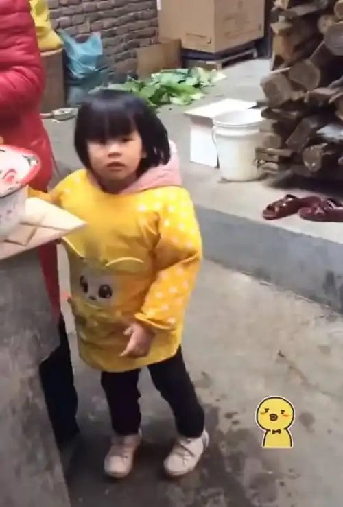打工爸爸突然回家,女儿表情的变化让人心酸,网友生活不易,请温柔以待