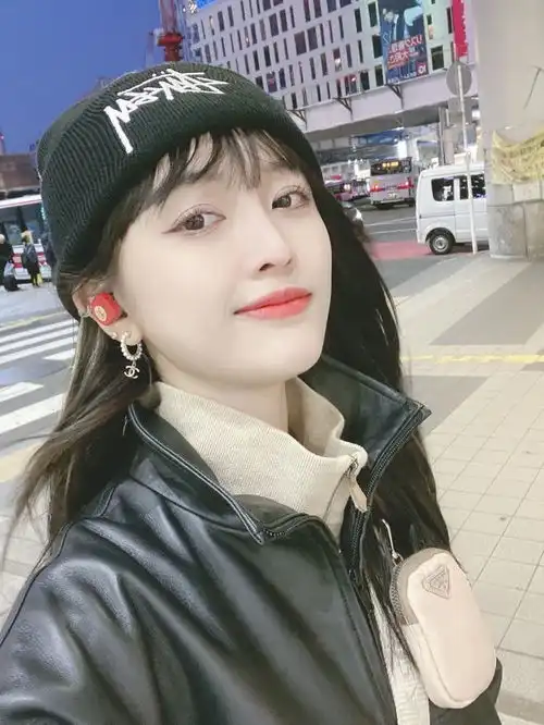 杨超越现身机场,鸳鸯鞋搭配链条包,意外撞上吴宣仪