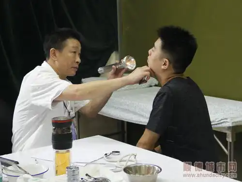 表情征兵体检ing伦教450多名应征青年接受体检伦教快播表情