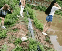 搞笑gif哥们,看你收私房钱小心翼翼的,一看就是怕老婆