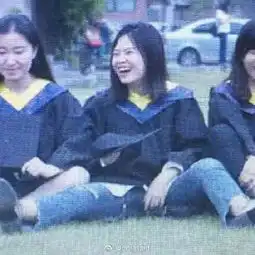 毕业照被拍成表情包网友想当年,我也是花钱请的摄像师