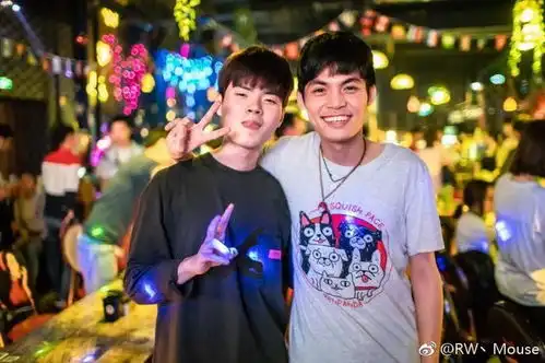 lol我们都是追光者阿光发和ktsmebdeft合照一起吐舌头