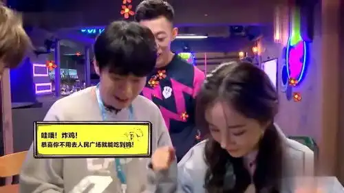 洁癖伦终究向炸鸡低了头,想吃又不敢吃的表情好搞笑