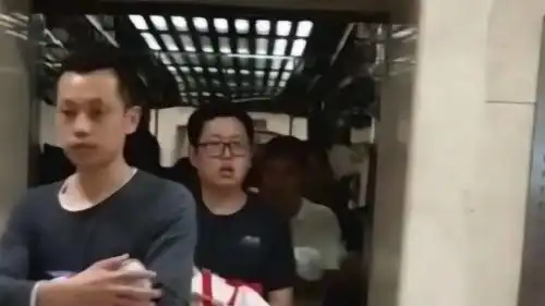 一波奶爸大军涌出,表情都不一样,不过都很小心翼翼