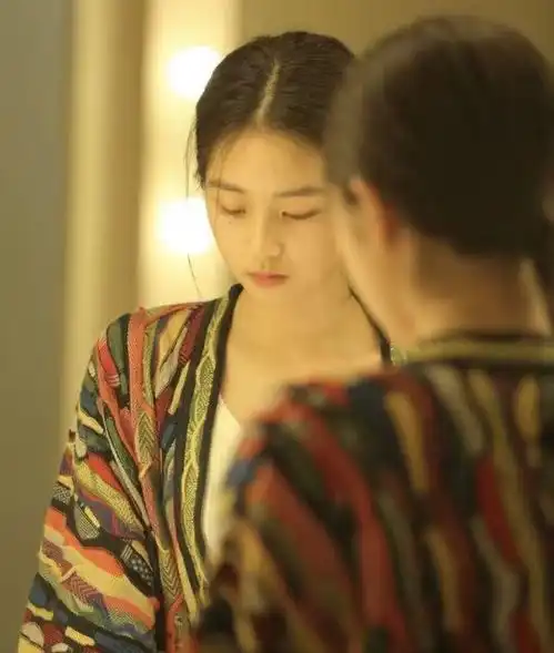 孙莉晒小女儿草帽照片,多妹表情严肃,神情气质都与姐姐神似