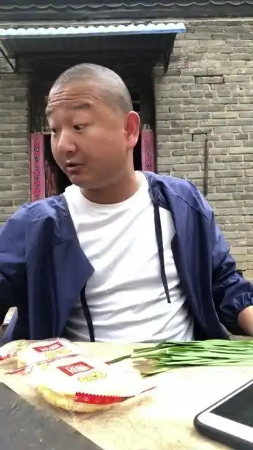 giao哥也开始喝小鸟伏特加了,这小表情太欠揍了