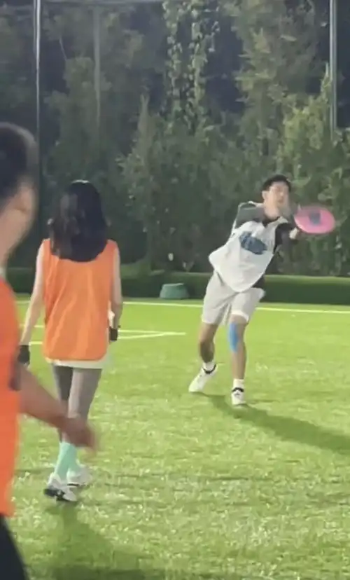 组图网友偶遇李现玩飞盘绿茵场上挥洒汗水表情欢快超享受
