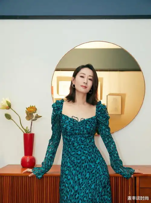刘敏涛豁出去了,穿镂空淡黄色连衣裙,这腰臀一点比不输郎朗老婆