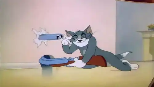 猫和老鼠汤姆的枪被杰瑞弄弯了,结果汤姆一开枪,自己成了秃顶猫