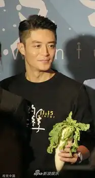 组图马思纯扎丸子头秀美腿显瘦霍建华手拿萝卜表情抢镜