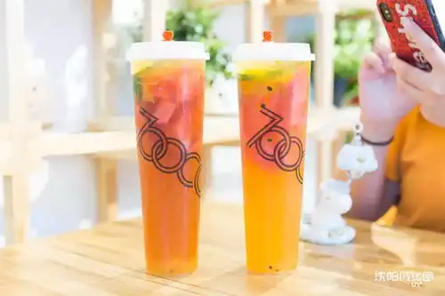 喝了好几年的茶饮店,突然变少女还能亲自演绎夏日专属表情包