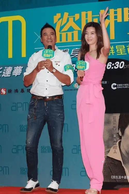 全智贤的美没得挑,穿粉色连体裤优雅不失少女感,咋看咋惊艳