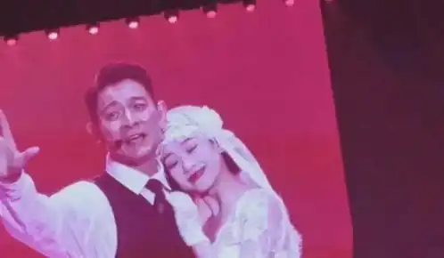 笑不活了刘德华演唱会伴舞表情幸福的不像演的,引发网友热议