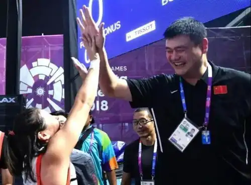 感动姚明提醒女篮核心控制犯规这个亚运篮协主席和球员在一起