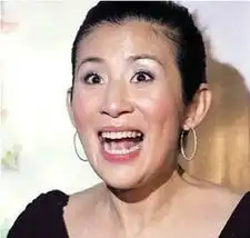 眯眼皱眉露牙明星大笑判若两人