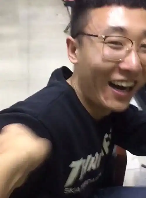 这是真的高手美术老师捡了钱包发现不对,气的要小拳拳锤他胸口