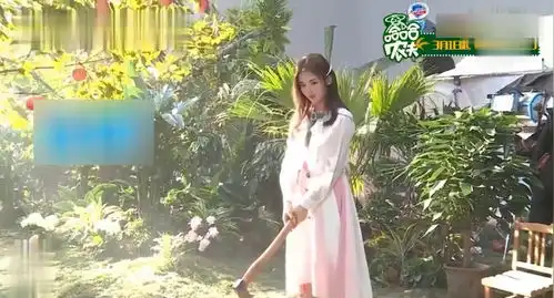 哈哈农夫拍摄花絮怪力少女杨超越劈柴,自己笑成表情包